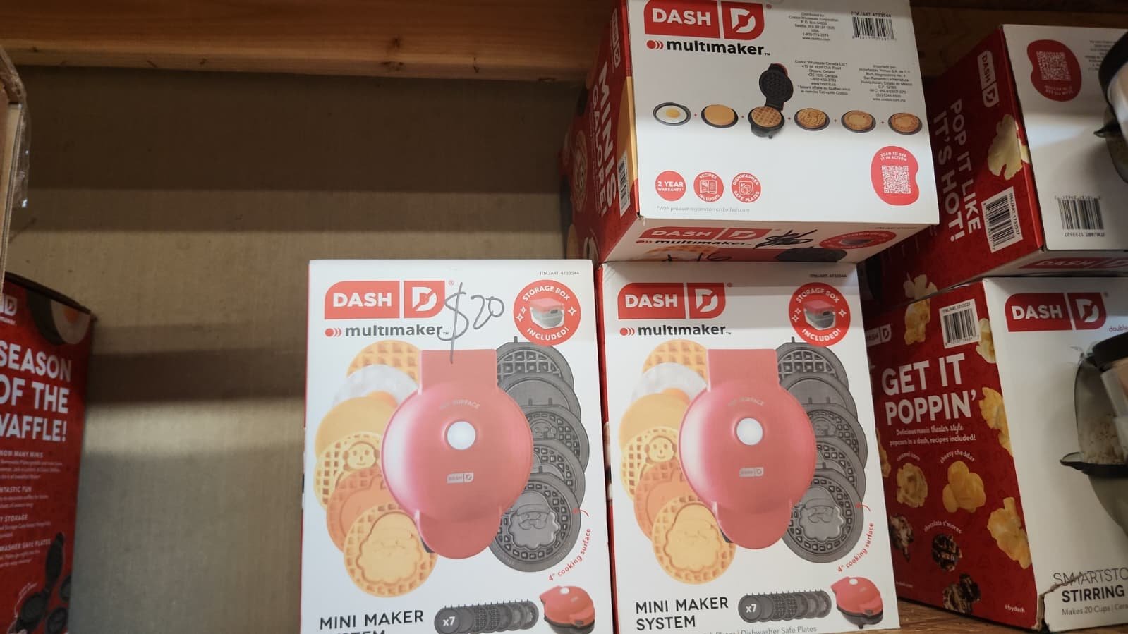Dash multimaker mini waffle system with 7 removable plates and storage case