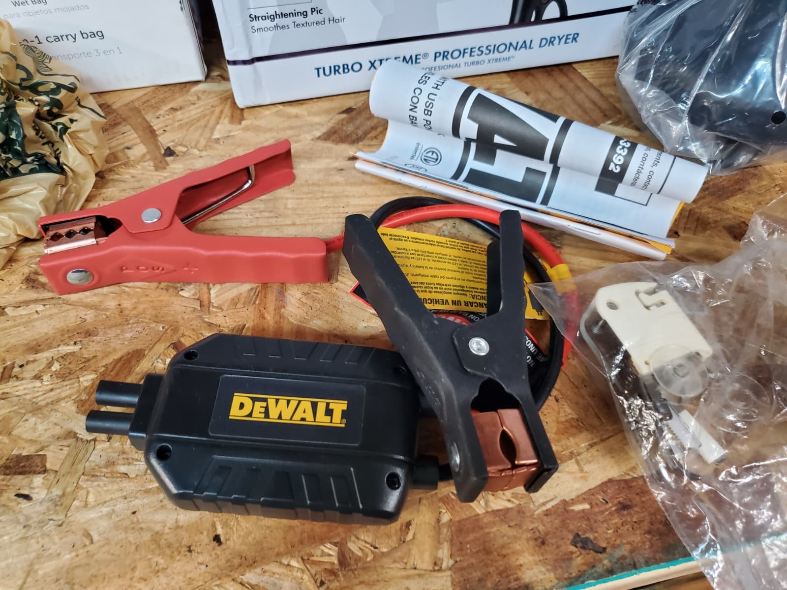 DEWALT 1600 Peak Amp Lithium Jump Starter with USB Power Bank (DXAELJ16)