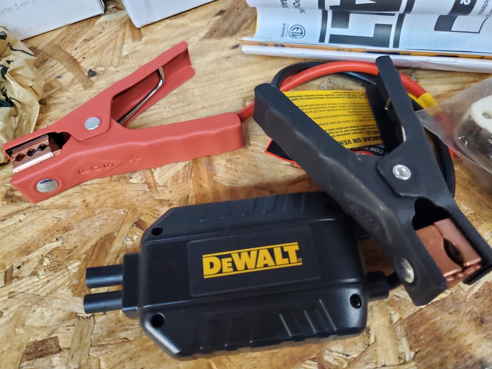 DEWALT 1600 Peak Amp Lithium Jump Starter with USB Power Bank (DXAELJ16)
