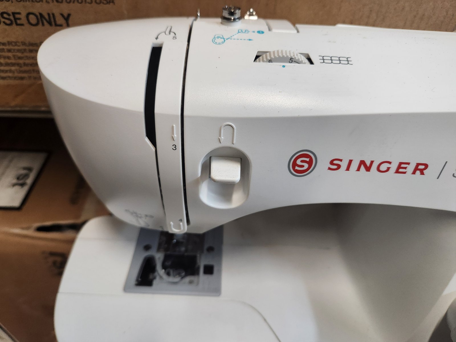 SINGER Simple 3337 Lightweight & Portable Sewing Machine With 108 Stitch Applications, LED Light & 1-step Buttonhole | Used for Crafting and Sewing - White